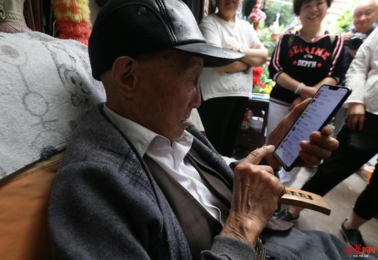 新闻老人使用手机案例手机危害的真实案例报道